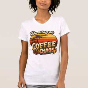 T-shirt drôle avec la phrase "Running on Coffee &
