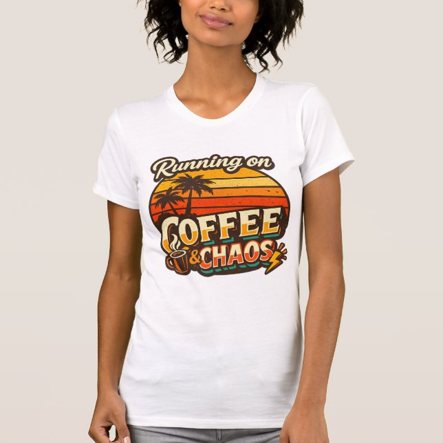 T-shirt drôle avec la phrase "Running on Coffee &  (Devant)