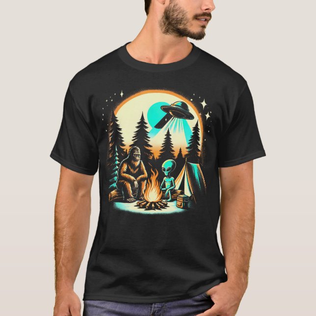 T-shirt Drôle Bigfoot  Alien Ovni Camping Aventure de Plei (Devant)