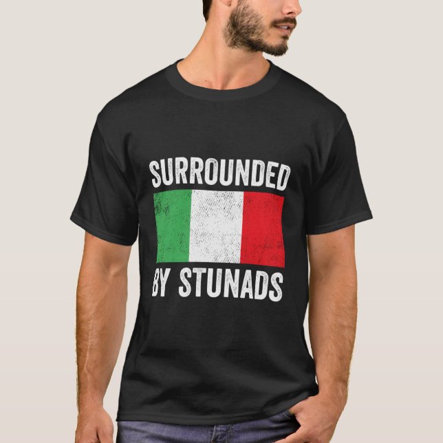 T-shirt Drôle Cadeaux Italiens Entouré De Stunads Italien (Devant)