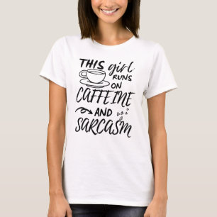 T-shirt Drôle Cette Fille Fonctionne Sur La Caféine Et Le