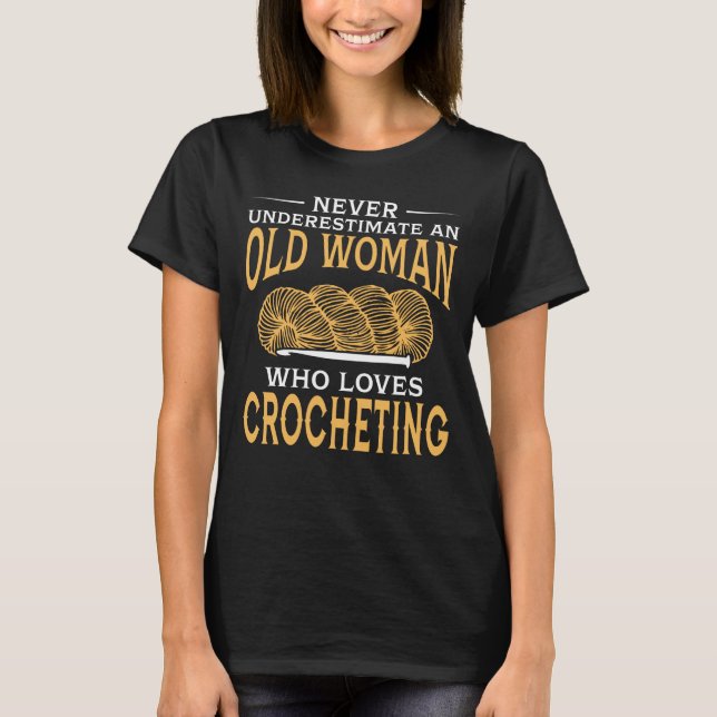 T-shirt Drôle dame âgée qui aime faire du crochet (Devant)