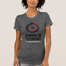 T-shirt drôle de batterie fonctionnant sur l'expér