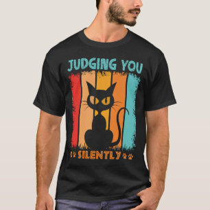 T-shirt drôle de chat noir vous jugeant silencieus