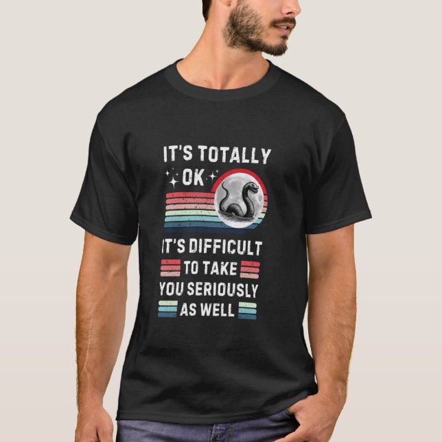 T-shirt Drôle de Loch Nessie Totalement Ok Difficile à Vou (Devant)
