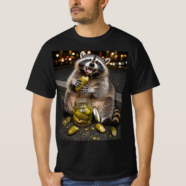 T-shirt drôle de raton laveur mangeant des cornich (Devant)