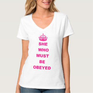 T-shirt Drôle elle qui doit être texte obéi