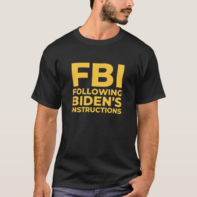 T-shirt Drôle FBI suivant les instructions de Biden (Devant)