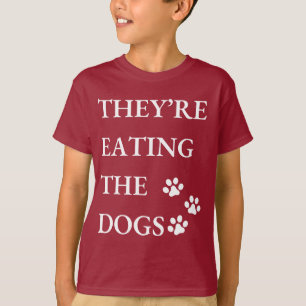 T-shirt Drôle ils mangent les chiens à Springfield