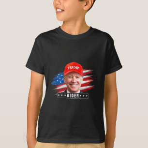 T-shirt Drôle Joe Biden portant le Casquette Trump