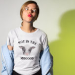 T-shirt Drôle pas dans la vache Mooood<br><div class="desc">Un casquette de t-shirt amusant pour les amateurs de vaches et les fermiers avec l'illustration de l'aquarelle d'une vache à bébé avec un texte qui dit "pas dans l'humidité."</div>