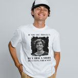 T-shirt drôle pour enterrement de vie de garçon<br><div class="desc">Faites passer le mot ! Ce gars a besoin d'un shot ! Facile à créer en utilisant une photo du futur marié. Procurez-vous un exemplaire pour tout l'enterrement de vie de garçon. Les gars adoreront porter un t-shirt avec le visage de leur pote dessus ! Voir notre vidéo sur la...</div>