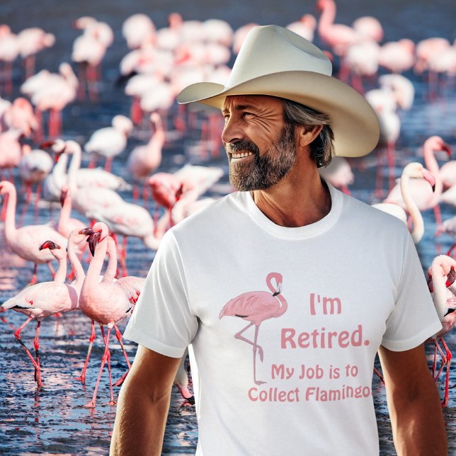 T-shirt Drôle Retraite du Flamant rose de pelouse (senior man wearing funny pink flamingo retirement tee with flock of pink flamingos behind him)