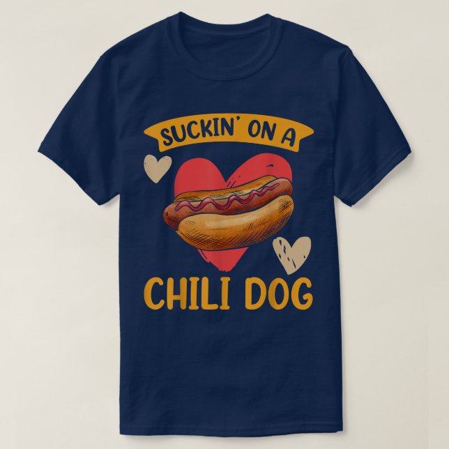 T-shirt Drôle Suckin' Sur Un Chien Chilli Hot Dog Foody Lo (Design devant)