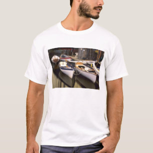 T-shirt Du brouillard entoure quatre bateaux amarrés.