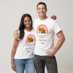 T-shirt du parent du Baby shower de l'ours mignon<br><div class="desc">Un joli t-shirt baby shower pour les futurs parents. Le design est composé d'un ourson brun avec une fleur sur la tête et d'un arc-en-ciel sur le fond. Achetez d'autres articles correspondants dans mon magasin.</div>