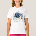 T-shirt Dusty Blue Navy Champagne Ivory Floral Flower girl<br><div class="desc">T-shirt de la demoiselle junior à fleurs bleu foncé avec élégant bouquet de bleu marine, bleu royal, blanc, or, ivoire de champagne, rose couleur rousse, bourgeons de fleurs ranunculus et feuilles d'eucalyptus vert sauge et élégant bouquet d'aquarelle. Veuillez me contacter pour toute aide sur la personnalisation ou si vous avez...</div>