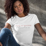 T-shirt Dusty rose gras Script calligraphie Maid of Honor<br><div class="desc">Célébrez votre bachelorette avec ce t-shirt élégant et minimaliste,  avec sa typographie rose poussiéreuse et son nom calligraphique élégant. Ajoutez facilement vos propres détails en cliquant sur l'option "personnaliser".</div>