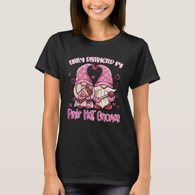 T-shirt Easily Distracted by Pink Hat Gnomes Gardening Gno (Devant)