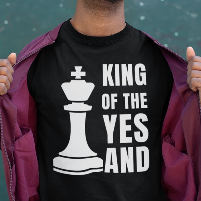 T-shirt Échecs IMPROV personnalisables ROI DU OUI ET (Fun IMPROV shirt design with king chess piece. Text reads KING OF THE YES AND. Gift for comedians)
