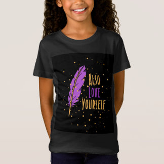 T-Shirt écrit en couleur jaune et violet .
