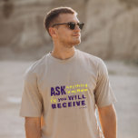 T-shirt Écriture chrétienne<br><div class="desc">T-shirt chrétien avec le verset biblique de Jean 16:24 "Jusqu'à présent vous n'avez rien demandé en mon nom. Demandez, et vous recevrez, que votre joie soit pleine." Les versets sont en calligraphie mixte et typographie minimaliste. Ce design de foi moderne et tendance est le cadeau parfait et la marque de...</div>