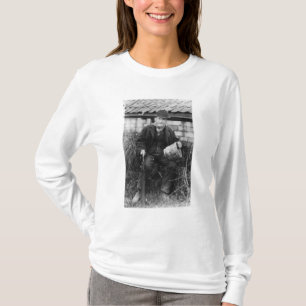T-shirt Edouard Bingham tenant un de son château