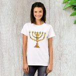 T-shirt Église Menorah<br><div class="desc">Une menorah d'église en or avec beaucoup de bougies. Ce design semble vraiment efficace sur ce T-shirt féminin</div>