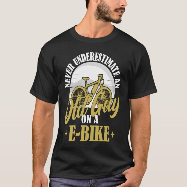 T-shirt Electric Biker Never Underestimate An Old Man On A (Devant)