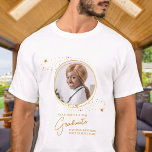 T-shirt Elégant Graduation Custom Chic Graduate Gold Photo<br><div class="desc">Félicitations pour l'obtention du diplôme de votre enfant ! En tant que mère fière, vous méritez de montrer votre amour et votre soutien avec un t-shirt personnalisé. Cet élégant design chic et moderne présente un cadre d'image d'étoiles dorées présentant votre photo préférée de votre diplômé. Que ce soit au lycée,...</div>