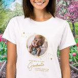 T-shirt Elégant Graduation Custom Graduate Chic Gold Photo<br><div class="desc">Félicitations pour l'obtention du diplôme de votre enfant ! En tant que mère fière, vous méritez de montrer votre amour et votre soutien avec un t-shirt personnalisé. Cet élégant design chic et moderne présente un cadre d'image d'étoiles dorées présentant votre photo préférée de votre diplômé. Que ce soit au lycée,...</div>
