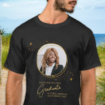 T-shirt Élégant personnalisé Diplôme d'or photo<br><div class="desc">Félicitations pour l'obtention du diplôme de votre enfant ! En tant que mère fière, vous méritez de montrer votre amour et votre soutien avec un t-shirt personnalisé. Cet élégant design chic et moderne présente un cadre d'image d'étoiles dorées présentant votre photo préférée de votre diplômé. Que ce soit au lycée,...</div>