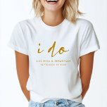 T-shirt Élégant script de mariage Gold et White Bride<br><div class="desc">Un design mariage élégant avec une typographie manuscrite "I do" couplée avec un titre de typographie moderne et des noms de mariée et de mariée en or sur un arrière - plan blanc simple. Le design parfait pour votre journée spéciale !</div>