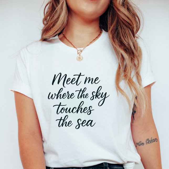 T-shirt Élégant Script “Le Ciel Touche la Mer”,  Été  (Créateur téléchargé)