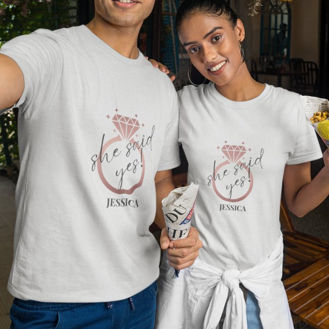 T-shirt Élégante Bague D'Or Rose Elle A Dit Oui Fiançaille (Créateur téléchargé)