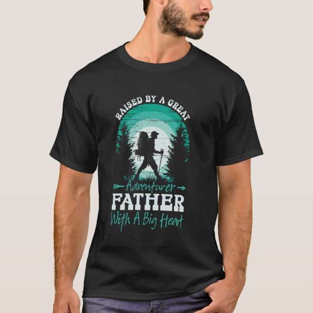 T-shirt Élevé Par Un Grand Père Aventurier Avec Un Gros He (Devant)