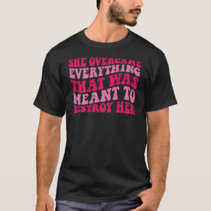 T-shirt Elle a surmonté tout ce qui était censé détruire