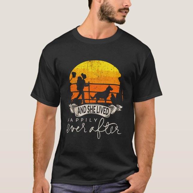 T-shirt Elle A Vécu Heureusement Jamais Après Camping Rand (Devant)