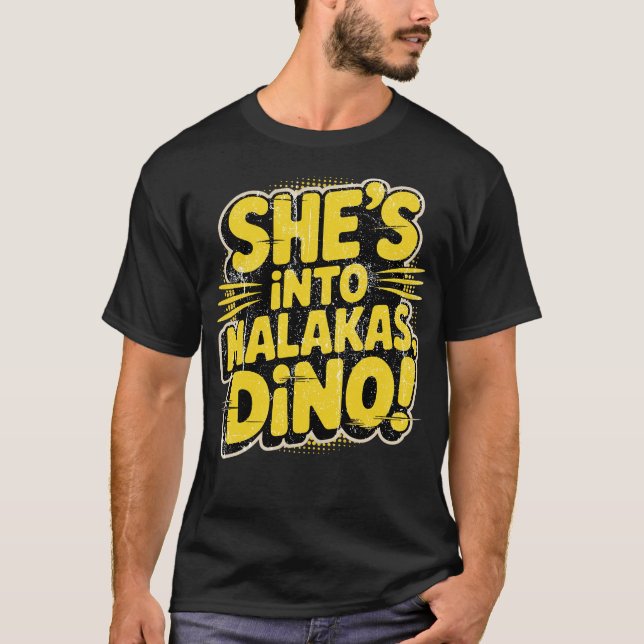 T-shirt Elle est à Malakas, Dino ! (Devant)