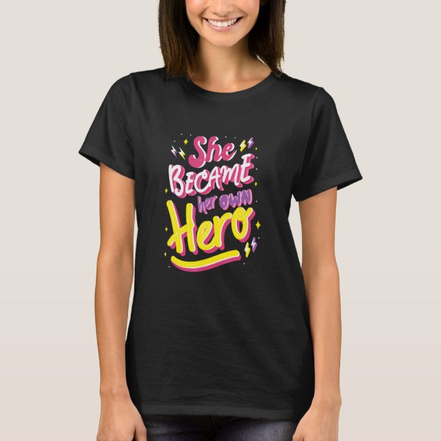 T-shirt Elle Est Devenue Son Héros (Devant)