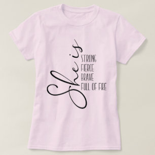 T-shirt Elle est forte, courageuse et fière, pleine de feu