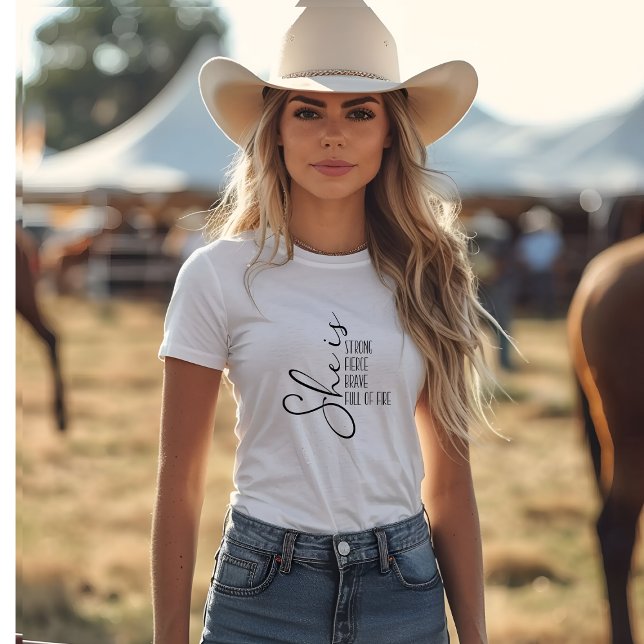 T-shirt Elle est forte Typographie de script cadeau T-shir (Créateur téléchargé)