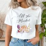 T-shirt Elle est hors du marché Fête de fiançailles au mar<br><div class="desc">Nous vous présentons notre charmante collection de douches de mariée "Elle est sur le marché" ! Cette charmante suite présente un thème ludique de marché fermier, parfait pour célébrer la future mariée. Avec ses illustrations fantaisistes de fruits, de vin et de nourriture, ainsi que son design de pique-nique cosy, cette...</div>