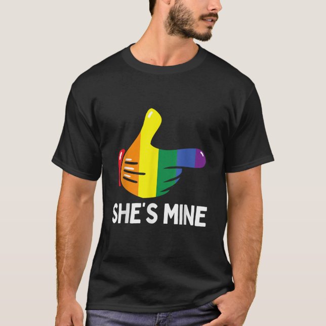 T-shirt Elle est la mienne Rainbow Flag Lesbienne Pride LG (Devant)