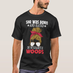 T-shirt Elle Est Née Et A Élevé Dans Wishabitch Woods Camp