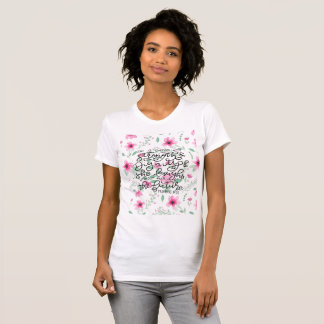 T-shirt Elle est vêtue avec la force et la dignité