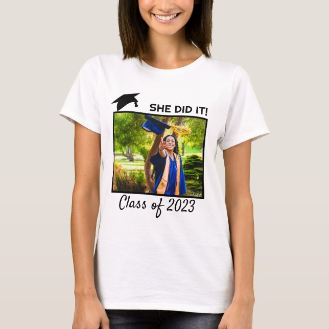 T-shirt Elle l'a fait classe de 2023 Félicats Diplôme de P (Devant)