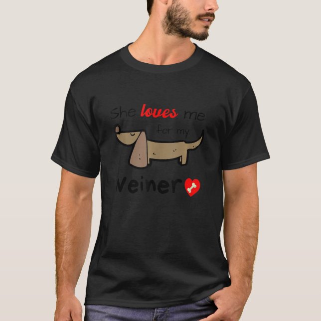 T-shirt Elle m'aime pour mon Weiner Funny Gag Gift Wiener  (Devant)