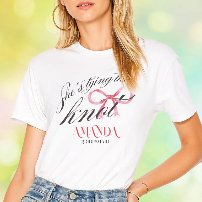 T-shirt Elle Noue le Nœud Arc Coquette Enterrement de Vie  (She's Tying the Knot Pink Bow Coquette Elegant Typography Bachelorette Bridal Shower Squad T-Shirt)