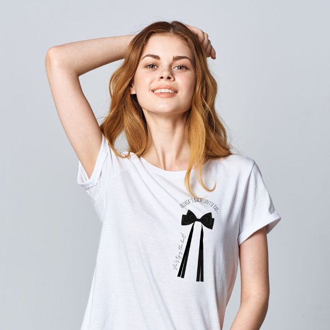 T-shirt Elle noue le nœud papillon noir de demoiselle d'ho (Créateur téléchargé)